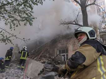 Ουκρανία: Πέντε νεκροί σε ρωσικό βομβαρδισμό στο Ποκρόφσκ - Ρωσική επίθεση με drone προκαλεί φωτιά σε στέγη πολυκατοικίας στο Κίεβο