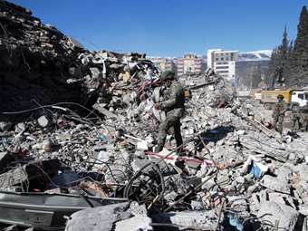 Ανάλυση Guardian: Γιατί οι όροφοι των πολυκατοικιών στην Τουρκία πέφτουν ο ένας πάνω στον άλλο σαν "τηγανίτες"