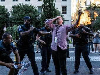 ΗΠΑ: Διαδηλώσεις εναντίον του πολέμου στη Γάζα - Άνδρας επιχείρησε να αυτοπυρποληθεί στην Ουάσιγκτον