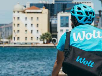 Wolt και ΣΑΔΘ υπογράφουν την πρώτη συλλογική συμφωνία για αυτοαπασχολούμενους διανομείς στην Ελλάδα
