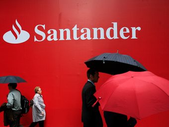FT: Την έξοδό της από τη Βρετανία εξετάζει η Banco Santander