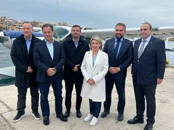 Στην πρώτη δοκιμαστική πτήση με υδροπλάνο της Hellenic Seaplanes πέταξε η υφυπ. Υποδομών και Μεταφορών