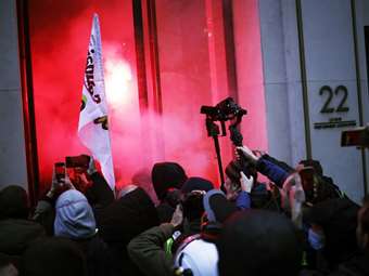 Διαδηλωτές κατά του συνταξιοδοτικού Μακρόν εισέβαλαν στα κεντρικά της LVMH στο Παρίσι