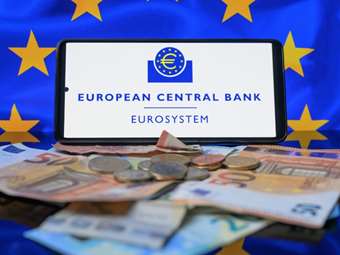 Στα 25α γενέθλιά του, το ευρώ χάνει έδαφος