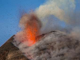Η χιονισμένη Αίτνα "ξύπνησε" ξανά εκτοξεύοντας τέφρα και καπνό