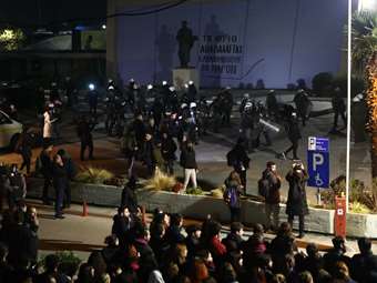 ΑΠΘ: Επεισόδια από κουκουλοφόρους μετά την εκκένωση της κατάληψης - Συμπλοκές και στην Αθήνα