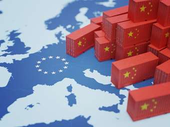 Bloomberg: Η ΕΕ εξετάζει δασμούς "σε είδος" για την Κίνα