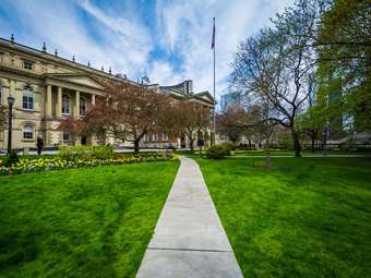 ΗΠΑ: Επανεκκίνηση των χρεώσεων τόκων σε σχεδόν 8 εκατ. δανειολήπτες φοιτητικών δανείων