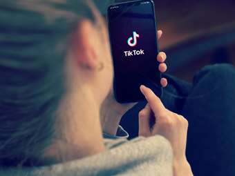 Ρωσία: Δικαστήριο επέβαλε πρόστιμο 3 εκατομμυρίων ρουβλίων στο TikTok