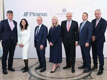 Βασιλικό Νομισματοκοπείο και Τρ. Πειραιώς παρουσίασαν τη χρυσή λίρα με το ελληνικό ιδιόσημο "ΕΛ" προς τιμήν της Ελλάδας