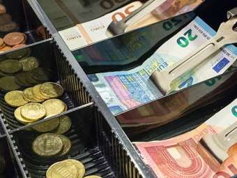 Μίνι μάρκετ με τζίρους μαμούθ