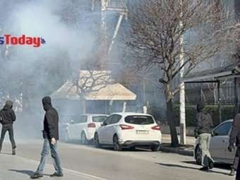 Επεισόδια στη Θεσσαλονίκη: Πέτρες, χημικά και κρότου λάμψης στο ΑΠΘ, τα ΜΑΤ μπήκαν μέσα στο campus