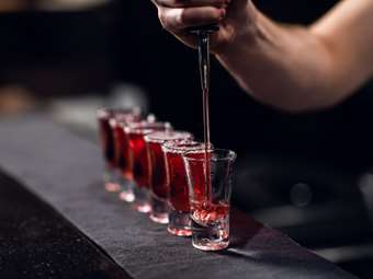 Έλεγχοι και πρόστιμα για κάπνισμα και αλκοόλ σε καταστήματα στο κέντρο της Αθήνας - 14 παραβάσεις