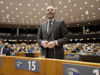 Μ. Βέμπερ σε δημοσιογράφους για Κ. Μητσοτάκη: Επενδύουμε πολλά σε αυτόν, είναι κατάλληλος για πολλά