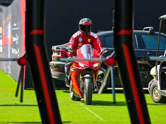 Νέα επική εμφάνιση του Hamilton στον Καναδά-Δείτε με ποια μοτοσυκλέτα έφτασε στην πίστα