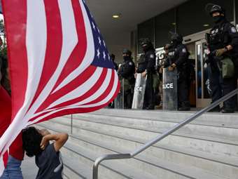 Ο Τραμπ επιζητά τον πόλεμο με το Λος Άντζελες για το μεταναστευτικό