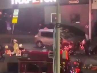 Τριάντα τραυματίες μετά την πρόσκρουση οχήματος σε πλήθος έξω από νυχτερινό κέντρο στο Λος Άντζελες - Κρατείται ο οδηγός