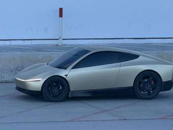 Φωτογραφία του Tesla Cybercab δίπλα σε γερανό προκαλεί ερωτήματα