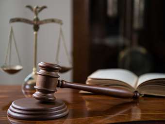 Ποινή 10ετούς κάθειρξης σε 25χρονη που έβαζε την ανήλικη κόρη της να ζητιανεύει ολημερίς έξω από κατάστημα
