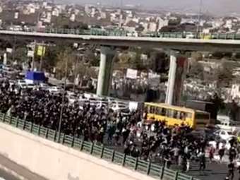 Ιράν: Μαζικές διαδηλώσεις έξω από κλειστά καταστήματα στην Τεχεράνη με αφορμή την υποτίμηση του νομίσματος