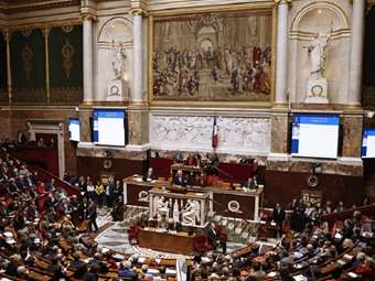 Σε πολιτική κρίση βυθίζεται η Γαλλία - Το δύσκολο έργο Μακρόν μετά την ανατροπή της κυβέρνησης Μπαρνιέ