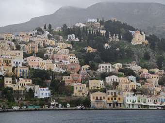 Ενας νεκρός και τέσσερις αγνοούμενοι από ημιβύθιση σκάφους με μετανάστες στη θαλάσσια περιοχή Καρλόβασι Σάμου