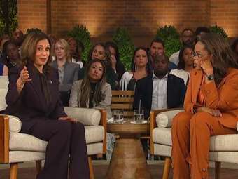 ΗΠΑ: Η Όπρα Γουίνφρι υποδέχθηκε την Κάμαλα Χάρις σε μια εκδήλωση γεμάτη αστέρες