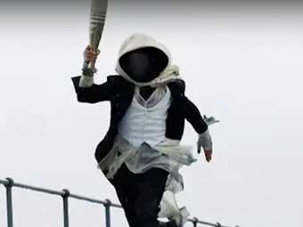 Ολυμπιακοί Αγώνες 2024: Αποκαλύφθηκε η ταυτότητα του μασκοφόρου - Ήταν 12 άτομα, ανάμεσά τους και σούπερ σταρ του παρκούρ