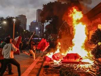 Ινδονησία: Διαδηλωτές πυρπόλησαν κτήριο περιφερειακού συμβουλίου – Τουλάχιστον τρεις νεκροί