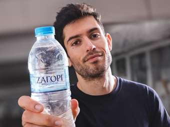 Ο Μίλτος Τεντόγλου δεν βλέπει το τώρα, βλέπει το αύριο. Και το πάει τέρμα