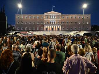 Τέμπη: Πλήθος κόσμου στη συγκέντρωση αλληλεγγύης στο Σύνταγμα για τον απεργό πείνας Πάνο Ρούτσι