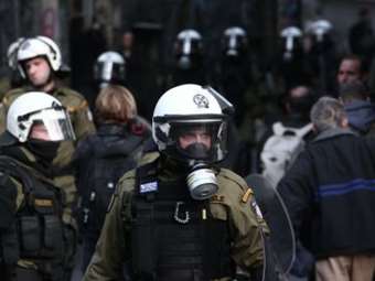 Νύχτα επεισοδίων στα Εξάρχεια: Επιθέσεις με μολότοφ, πέτρες και μπουκάλια – Τραυματίστηκαν τρεις αστυνομικοί