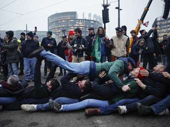 Γαλλία: Διαδήλωση αγροτών έξω από το Ευρωπαϊκό Κοινοβούλιο λόγω της συμφωνίας ΕΕ-Mercosur
