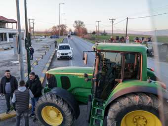Επιμένουν οι αγρότες: Κλείσιμο παρακαμπτηρίων στη Νίκαια, αποκλεισμοί σε τελωνεία και μπλόκα σε εθνικές οδούς