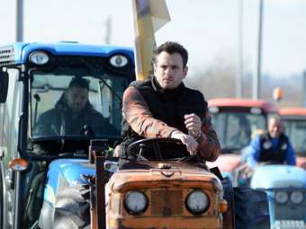 Συνεχίζουν τις κινητοποιήσεις τους οι αγρότες Καρδίτσας και Φαρσάλων – Σήκωσαν τις μπάρες των διοδίων στον Ε65