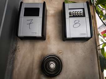 Nέο μπλόκο σε Airbnb σε τουριστικούς προορισμούς - Σε ποιες πόλεις εξετάζεται να επεκταθούν οι περιορισμοί