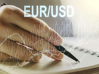 Νέα πτώση για το ευρώ - Ολοταχώς προς το 1/1 με το δολάριο