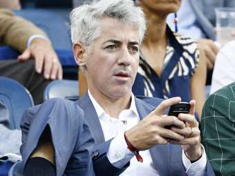 Ο Μπιλ Άκμαν προειδοποιεί ξανά για μαζική φυγή καταθέσεων