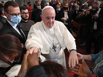 Ευχές για ίαση στον Πάπα Φραγκίσκο από παγκόσμιους ηγέτες και πιστούς