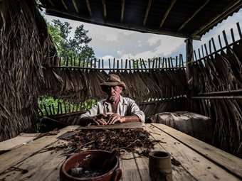 Τα νησιά του Αιγαίου "συνομιλούν" με την Κούβα, μέσα από τον φακό του Κωνσταντίνου Σοφικίτη, στη 15η Μπιενάλε της Αβάνας