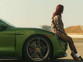 H Dua Lipa τα κάνει όλα με μια νέα Porsche Macan (video)