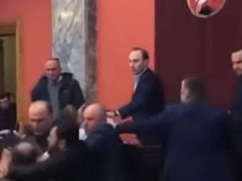 Γεωργία: Ξύλο μεταξύ βουλευτών κατά τη συζήτηση "ρωσικής έμπνευσης" νόμου περί ξένων πρακτόρων