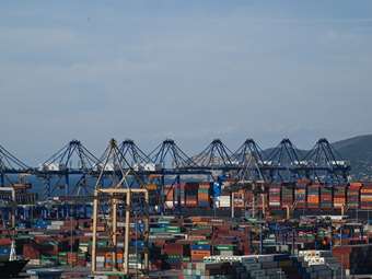 Τα καμπανάκια για το ισοζύγιο και οι προειδοποιήσεις της Κομισιόν