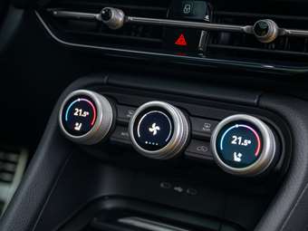 Καύσωνας στο αυτοκίνητο: Γιατρός εξηγεί πώς πρέπει να χρησιμοπούμε τον κλιματισμό