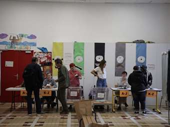 Γαλλικές εκλογές: Κανένα κόμμα δεν φαίνεται να κερδίζει την απόλυτη πλειοψηφία των εδρών