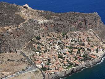 ΥΠΠΟ: Εγκατάσταση εναέριου αναβατορίου και διαμόρφωση διαδρομών περιήγησης στην Άνω Πόλη της Μονεμβασιάς