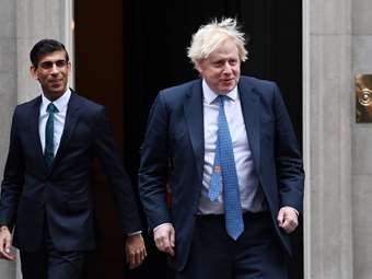 Bρετανία: Ο Ρίσι Σούνακ αντιμετωπίζει νέο εκλογικό πονοκέφαλο μετά την παραίτηση του Τζόνσον