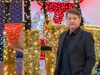 Ο Θεσσαλονικιός που κατασκεύασε πάνω από ένα δισ. λαμπιόνια - "Φωτίζει" τα Χριστούγεννα σε όλο τον κόσμο