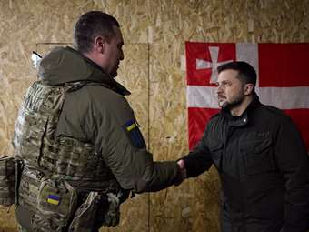 Ουκρανία: Επίσκεψη Ζελέσνκι στη γραμμή του βορειοανατολικού μετώπου