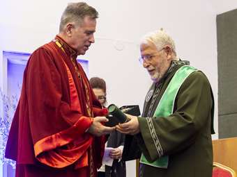 Επίτιμος Διδάκτορας του Τμήματος Βιοϊατρικών Επιστημών του Διεθνούς Πανεπιστημίου της Ελλάδος, ο Πρόεδρος του Ομίλου Ιατρικού Αθηνών,  Δρ. Γεώργιος Β. Αποστολόπουλος